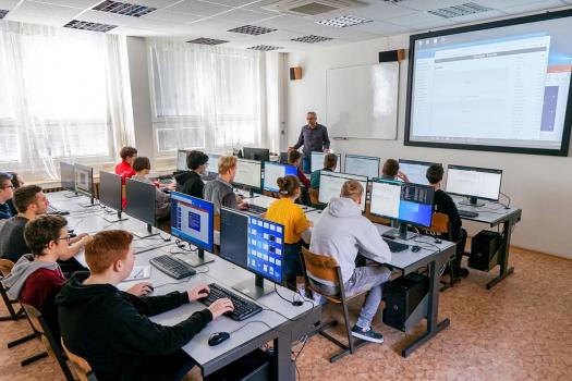 školy - B46 Soukromá sš výpočetní technyky 873